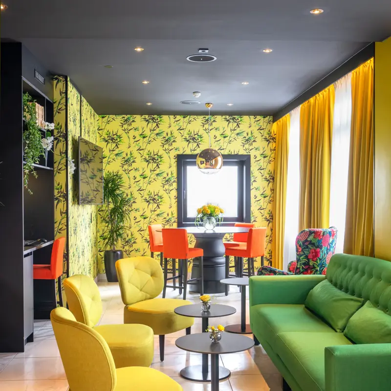 Fargerik resepsjon med gule stoler og grøn sofa på Thon Hotel Moldefjord