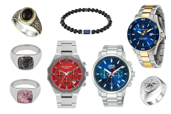 Herreringer med sort og rosa sten, sølv herreringe, sort armbånd, klokke med rød urskive, klokke med blå urskive, sølv og gull farget klokke med blå urskive.