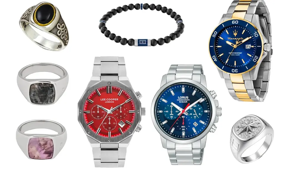 Herreringer med sort og rosa sten, sølv herreringe, sort armbånd, klokke med rød urskive, klokke med blå urskive, sølv og gull farget klokke med blå urskive.