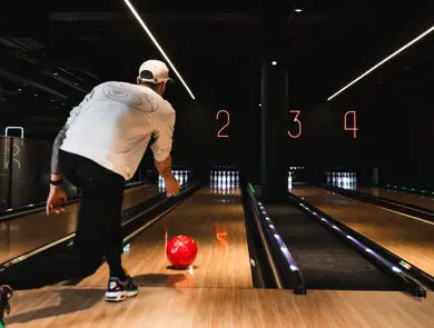 Mann som spiller bowling hos Liv og Røre