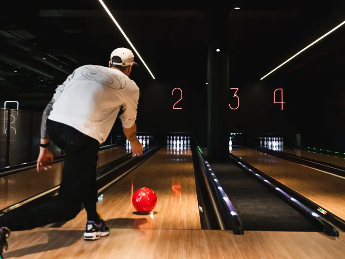 Mann som spiller bowling hos Liv og Røre