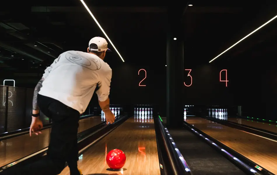 Mann som spiller bowling hos Liv og Røre