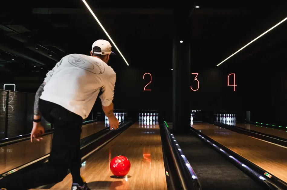 Mann som spiller bowling hos Liv og Røre