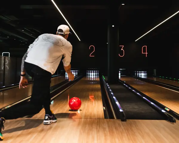 Mann som spiller bowling hos Liv og Røre