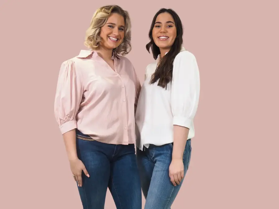 To damer, rosa bakgrunn