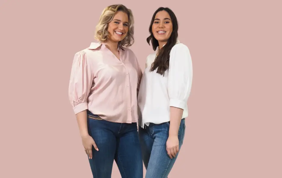 To damer, rosa bakgrunn