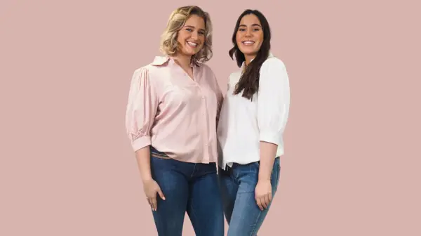 To damer, rosa bakgrunn