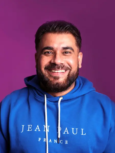 Mann som smiler til kamera