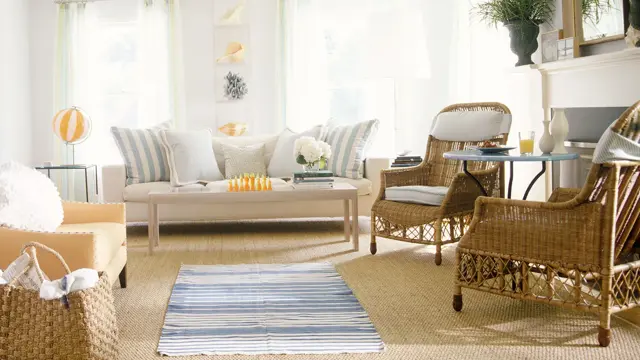 Lys og luftig stue med rottingmøbler og flettet kurv