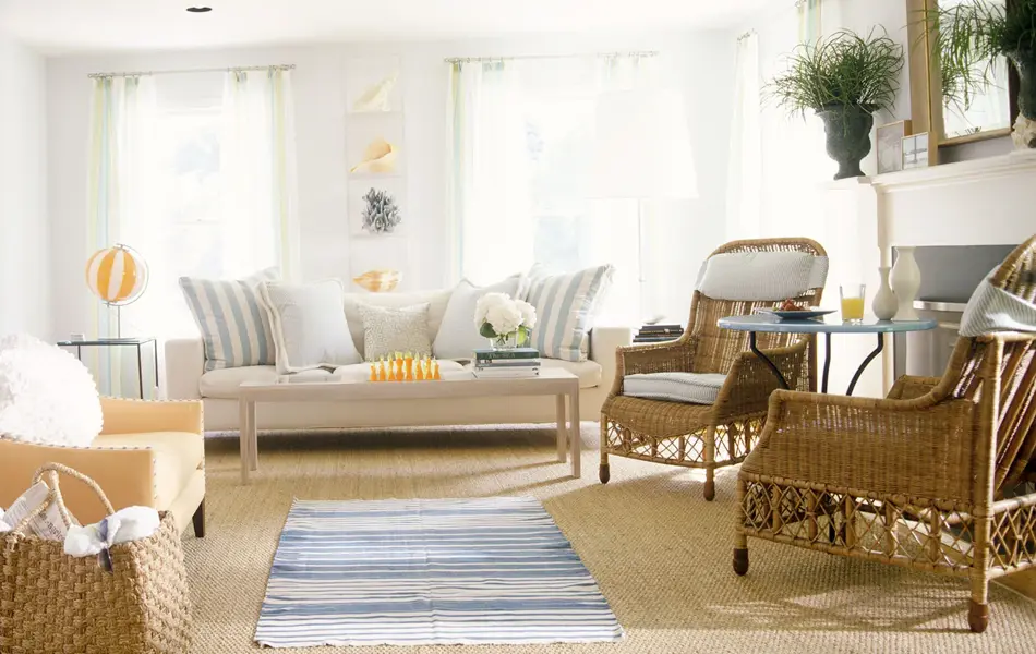 Lys og luftig stue med rottingmøbler og flettet kurv