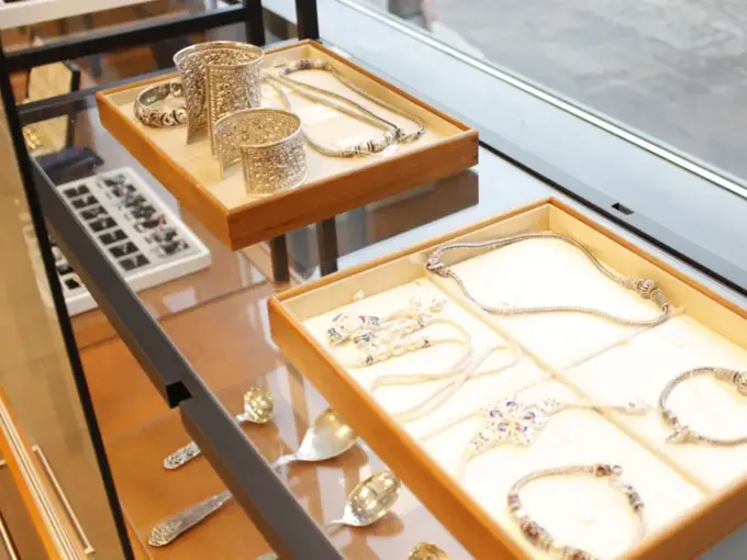 Smykker i utstillingsvindu