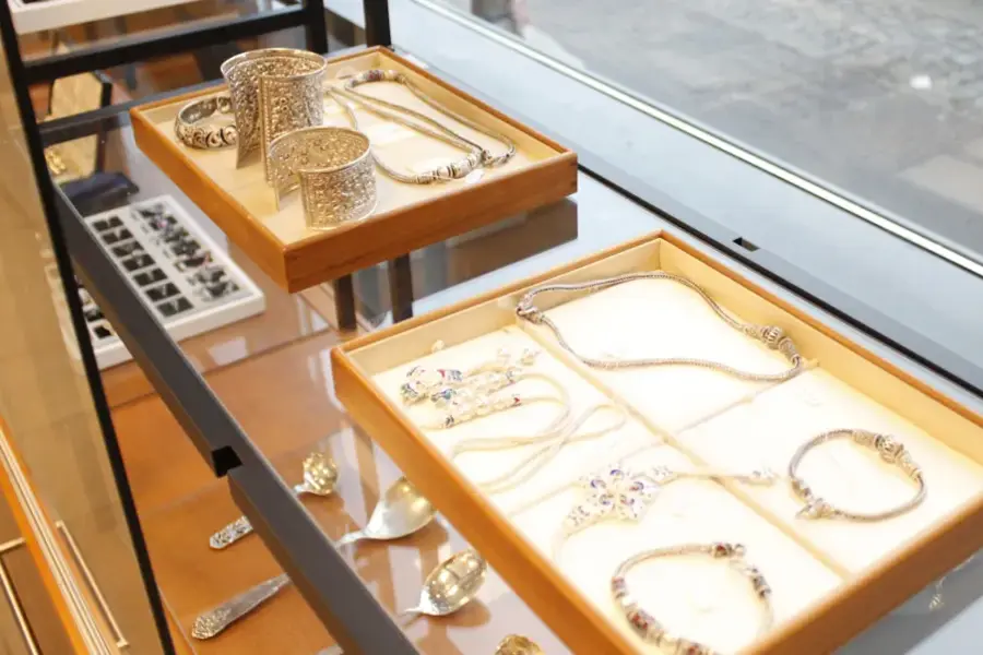 Smykker i utstillingsvindu