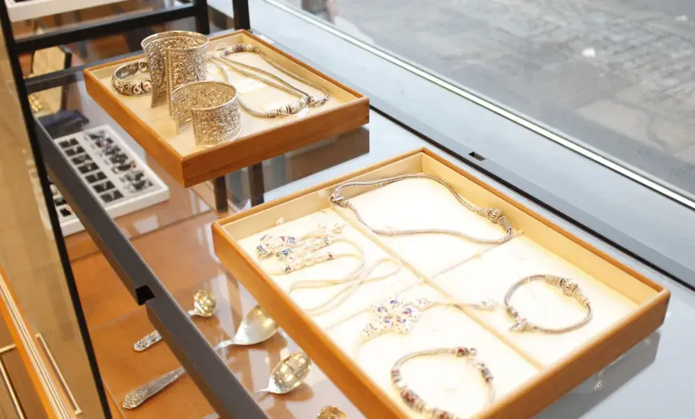 Smykker i utstillingsvindu