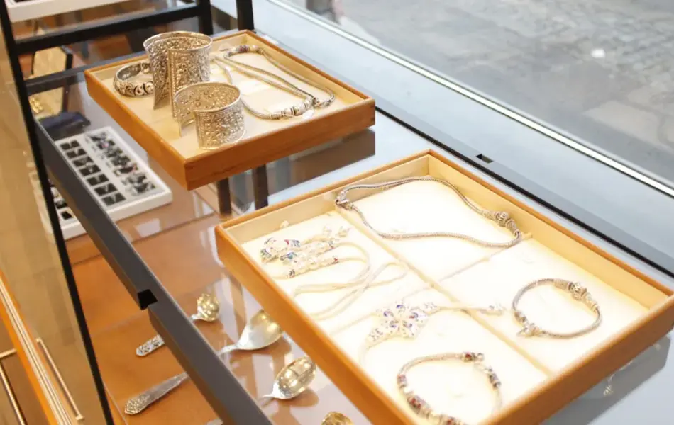 Smykker i utstillingsvindu