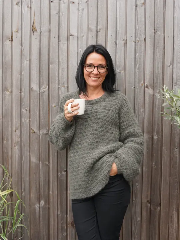 Dame i grønn strikket genser