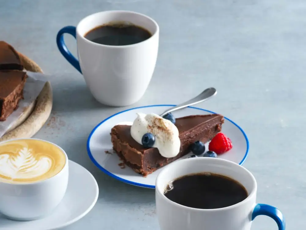Kaffe og kaker på et bord