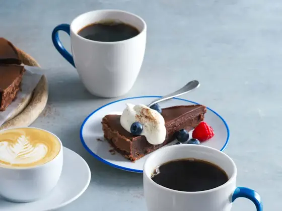 Kaffe og kaker på et bord