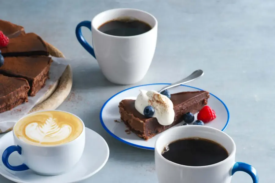 Kaffe og kaker på et bord