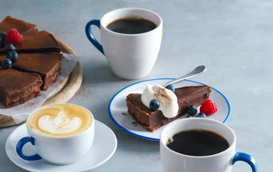 Kaffe og kaker på et bord