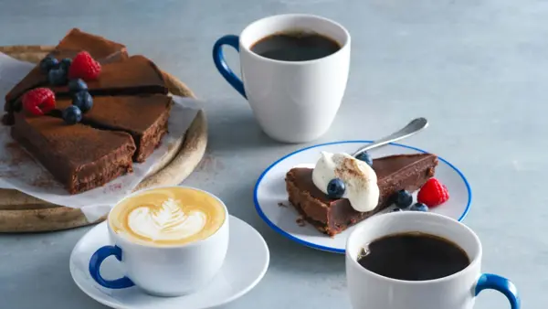 Kaffe og kaker på et bord