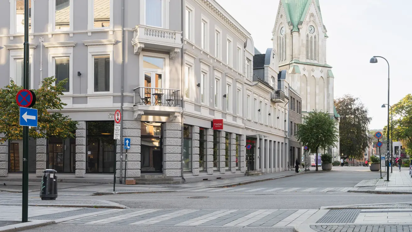 Fasaden til Thon Hotel Parken sett fra andre siden av gaten