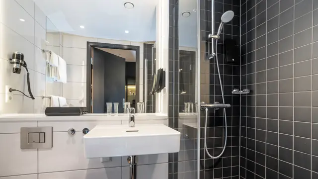 Bad med servant, stort speil og dusj på Thon Hotel Linne