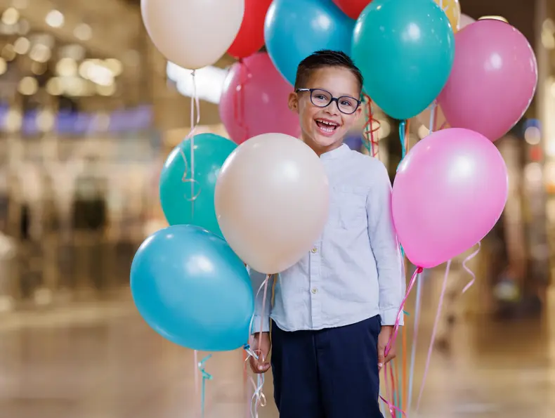 Gutt med ballonger