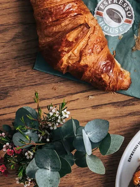 Horn ligger ved siden av blomst