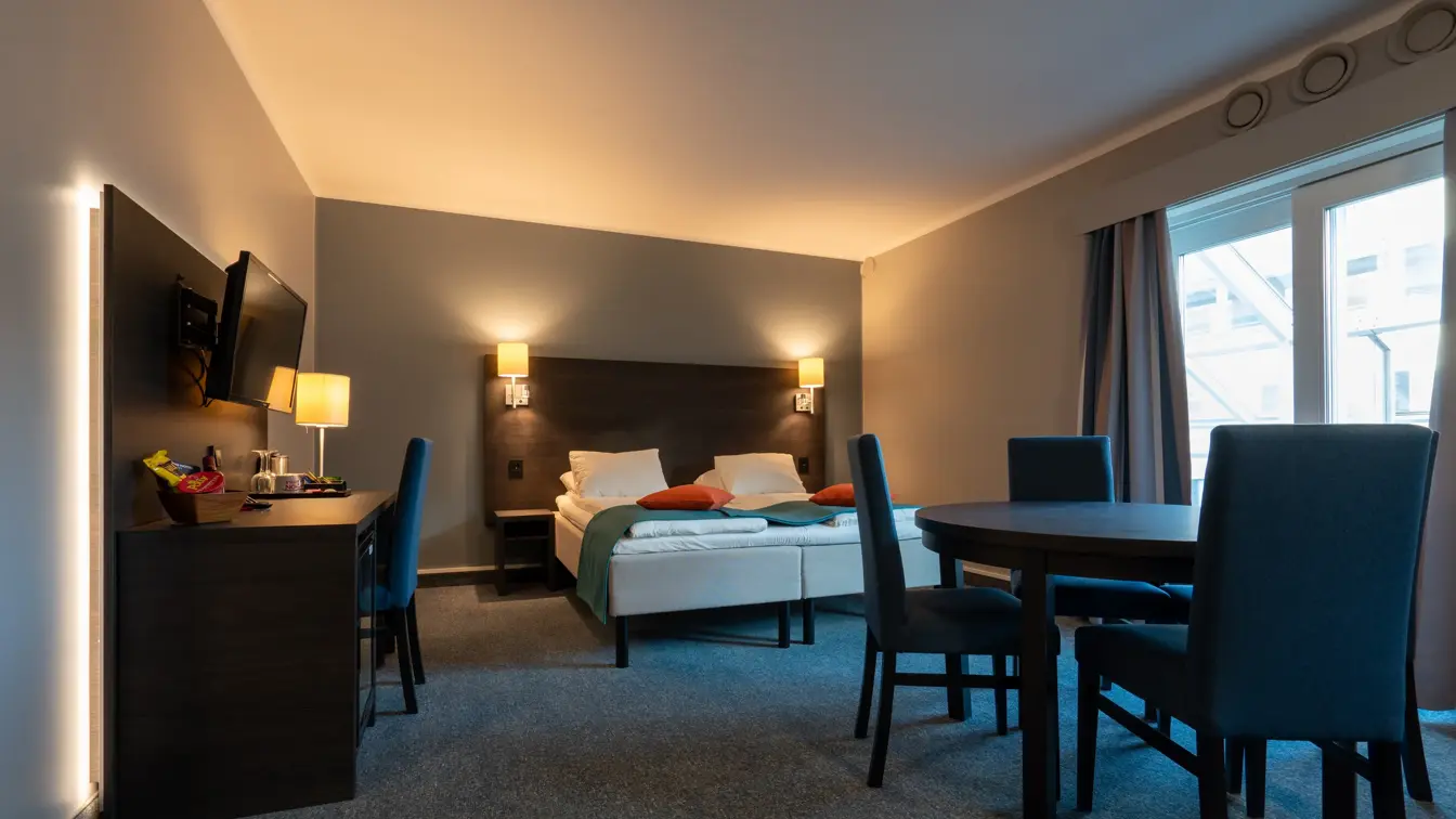 Spisebord, spisebordstoler, skrivebord, TV, vindu 