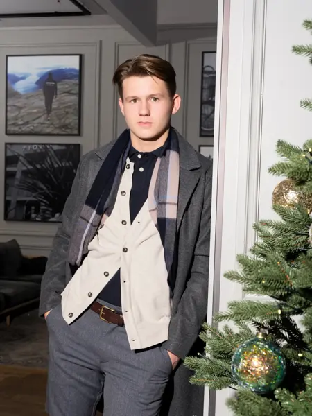 Gutt som lener seg mot en vegg