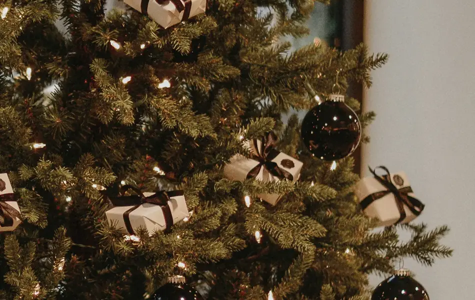 juletre pyntet med små pakker fra david-andersen