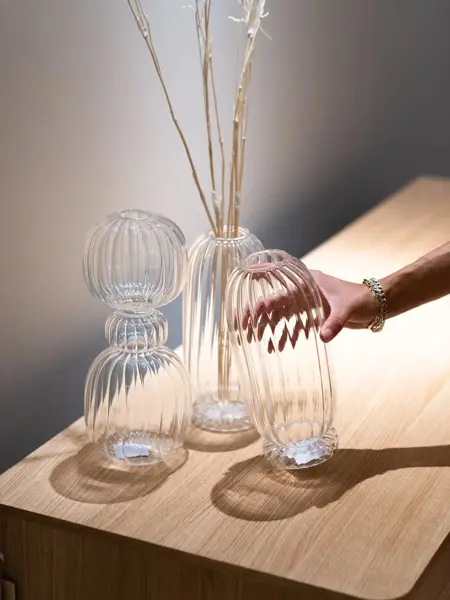 Nærbilde av tre glassvaser