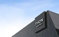 Fasadebilde av Thon Senter Sartor, logo på vegg.