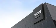 Fasadebilde av Thon Senter Sartor, logo på vegg.