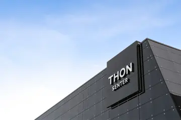 Fasadebilde av Thon Senter Sartor, logo på vegg.