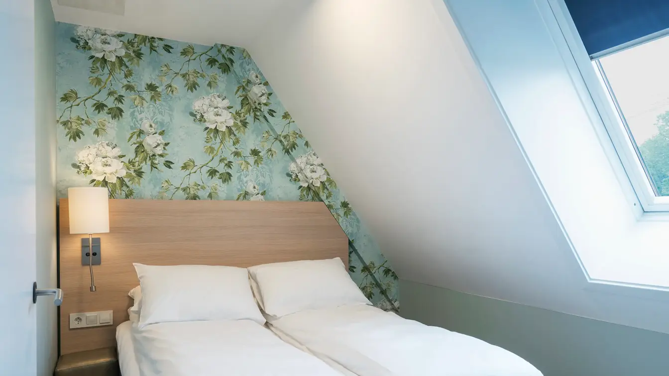 Seng under skråtak i superiorrom på Thon Hotel Tønsberg Brygge