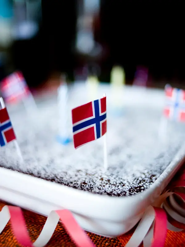 Norwegian flags on brownie cake.