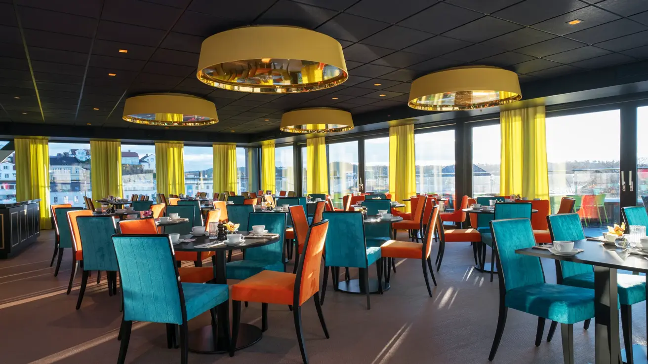 Frokostsal med fargerike stoler på Thon Hotel Arendal i Arendal sentrum