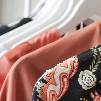 Bluser til dame henger på kleshengere