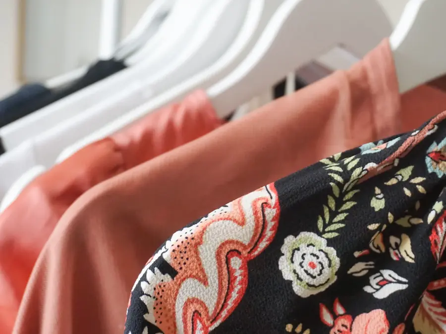 Bluser til dame henger på kleshengere