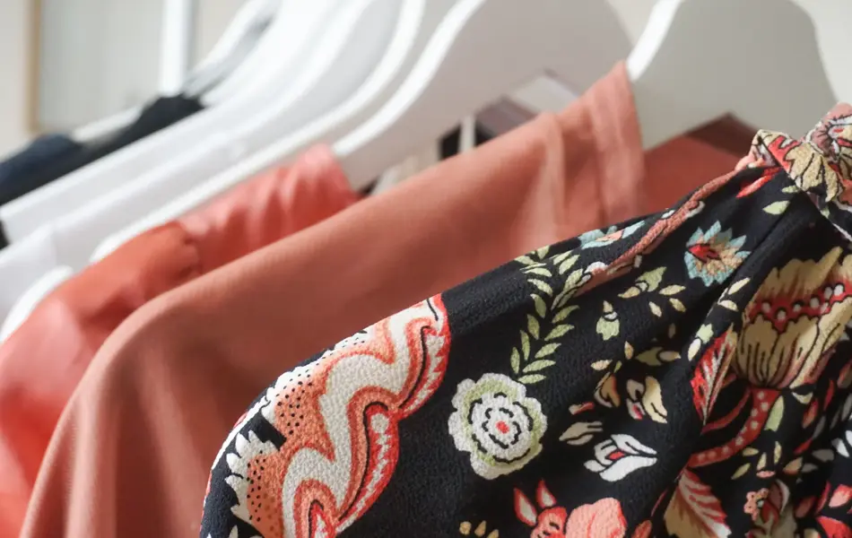 Bluser til dame henger på kleshengere