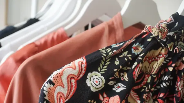 Bluser til dame henger på kleshengere