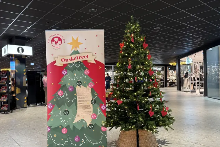 Bilde av et juletre og en rollup  i fellesarealet på Moa