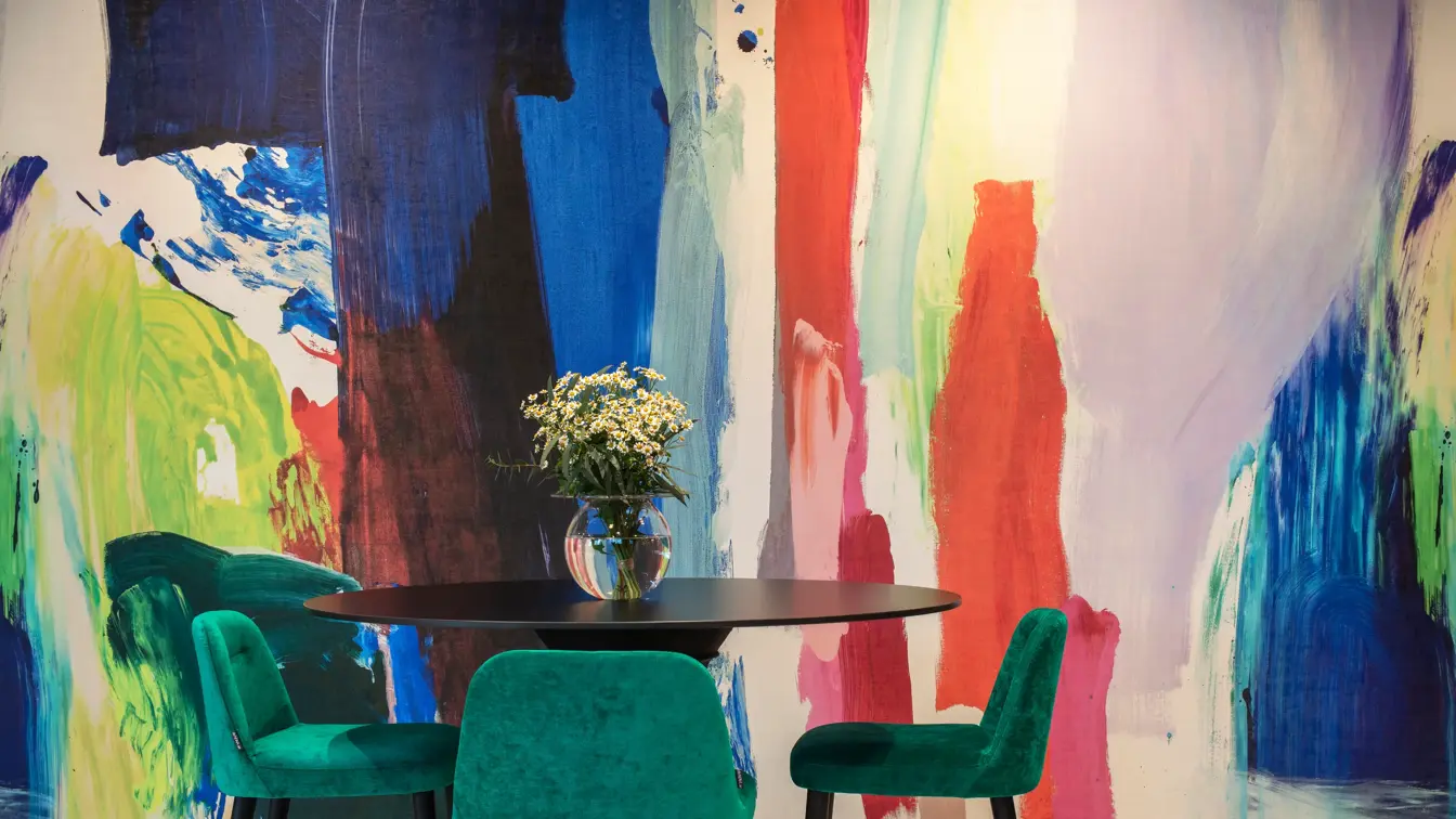 Rundt svart bord, grønne barstoler