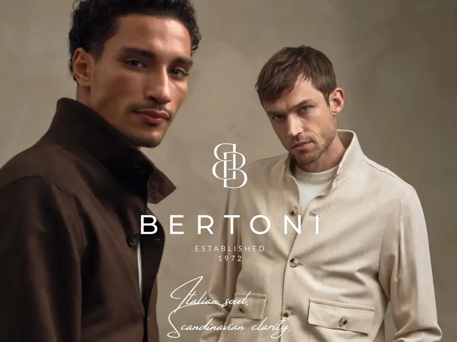 To menn iført moderne ytterplagg fra Bertoni-kolleksjonen.