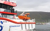 Nærbilde av livbåt på RS 178 som har fått navnet Olav Thon.