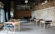 Bord og stoler som ser mot en scene på Kulturhuset i Oslo