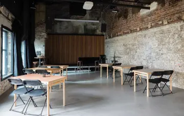 Bord og stoler som ser mot en scene på Kulturhuset i Oslo