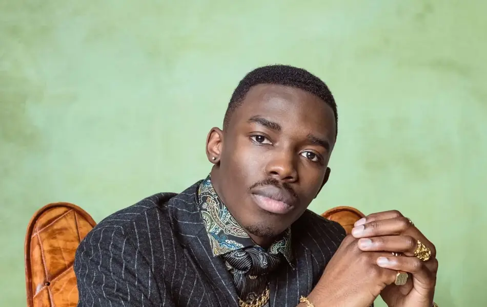 Glamourportrett av elegant ung mann