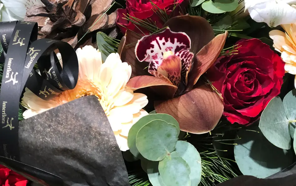 Blomsterbukket bundet fint sammen